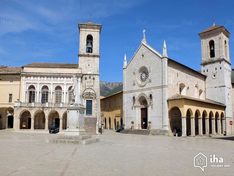 Norcia-Piazza-san-Benedetto pre sisma - ABOUT ART ON LINE